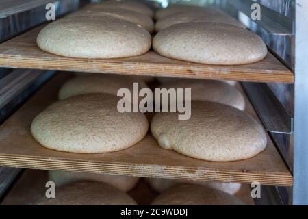 Préparation de pain au levain à Whistler, Colombie-Britannique, Canada, naturel, pain végétalien Banque D'Images