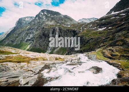 Trollstigen, Andalsnes, Norvège. Chutes de Stigfersen près de la célèbre route de montagne Trollstigen. Site d'intérêt norvégien et destination populaire. Norvégien Banque D'Images