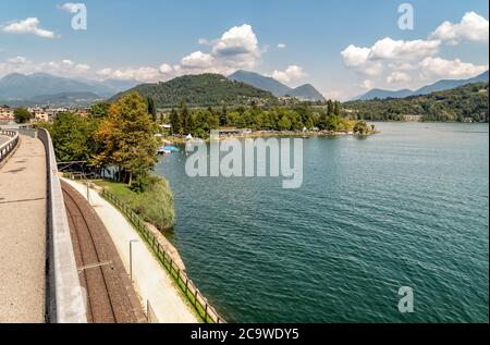 Vue sur le Lido d'Agno situé sur les rives du lac de Lugano au Tessin, Suisse Banque D'Images