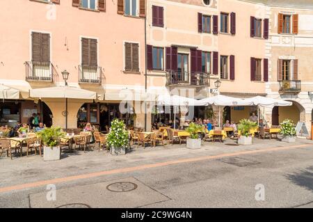 Morcote, Tessin, Suisse - 26 septembre 2019 : vue sur le village pittoresque de Morcote avec bars extérieurs et boutiques de cadeaux sur les rives du lac Lugano i Banque D'Images