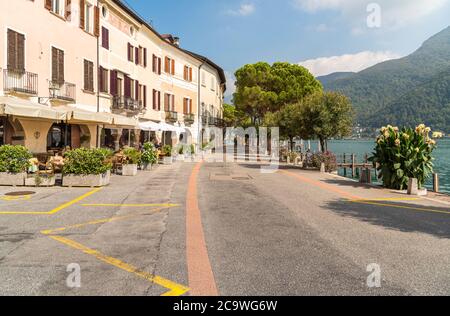 Morcote, Tessin, Suisse - 26 septembre 2019 : vue sur le village pittoresque de Morcote avec bars extérieurs et boutiques de cadeaux sur les rives du lac Lugano i Banque D'Images