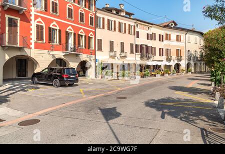 Morcote, Tessin, Suisse - 26 septembre 2019 : vue sur le village pittoresque de Morcote avec bars extérieurs et boutiques de cadeaux sur les rives du lac Lugano i Banque D'Images