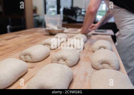 Préparation de pain au levain à Whistler, Colombie-Britannique, Canada, naturel, pain végétalien Banque D'Images