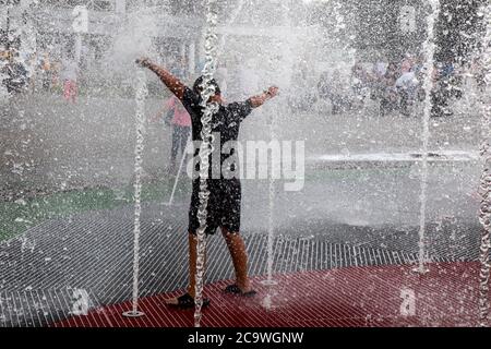 Ryazan, Russie. 2 août 2020 UN garçon baigne dans une fontaine piétonne par une journée ensoleillée dans un quartier de la ville de Ryazan, en Russie Banque D'Images