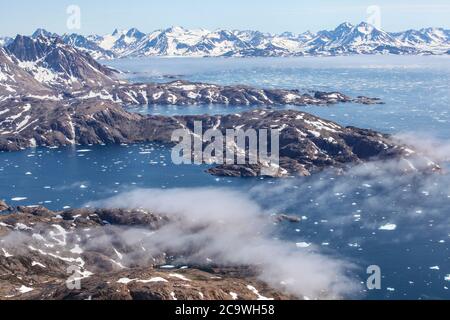 Tasiilaq, anciennement Ammassalik et Angmagssalik, est une ville de la municipalité de Sermersoq, dans le sud-est du Groenland Banque D'Images