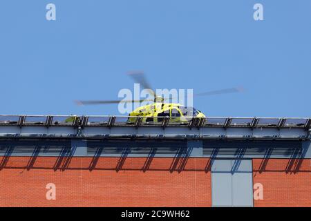 Yorkshire Air Ambulance décollage de l'héliport au sommet de l'hôpital Leeds General Infirmary au centre-ville de Leeds Banque D'Images