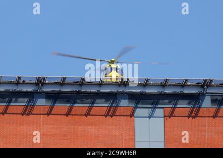 Yorkshire Air Ambulance décollage de l'héliport au sommet de l'hôpital Leeds General Infirmary au centre-ville de Leeds Banque D'Images