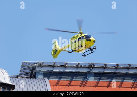 Yorkshire Air Ambulance décollage de l'héliport au sommet de l'hôpital Leeds General Infirmary au centre-ville de Leeds Banque D'Images