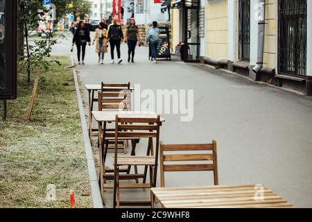 chaises en bois au sol carrelé. un coin salon pour les clients près de la piscine dans le complexe thermal Banque D'Images