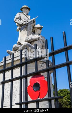 Regarder le New Brighton War Memorial depuis les rives de la rivière Mersey près de Liverpool (Angleterre) vu en août 2020. Banque D'Images