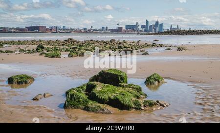 Vue sur les piscines rocheuses vers le front de mer de Liverpool depuis la promenade de New Brighton en août 2020. Banque D'Images