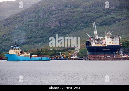 Voyageur Spirit, FPSO, navire de stockage / production flottant, arrivant au quai sec du port de Kishorn, Loch Kishorn, dans les Highlands du Nord-Ouest de l'Écosse Banque D'Images