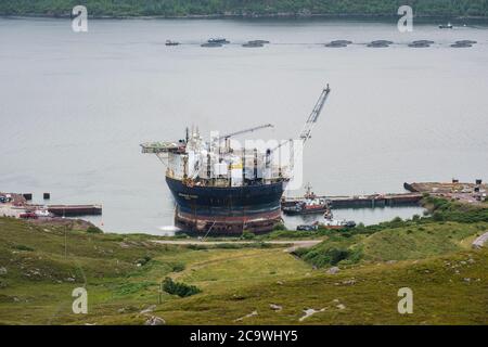 Voyageur Spirit, FPSO, navire de stockage / production flottant, arrivant au quai sec du port de Kishorn, Loch Kishorn, dans les Highlands du Nord-Ouest de l'Écosse Banque D'Images