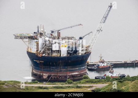 Voyageur Spirit, FPSO, navire de stockage / production flottant, arrivant au quai sec du port de Kishorn, Loch Kishorn, dans les Highlands du Nord-Ouest de l'Écosse Banque D'Images