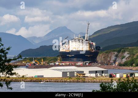 Voyageur Spirit, FPSO, navire de stockage / production flottant, arrivant au quai sec du port de Kishorn, Loch Kishorn, dans les Highlands du Nord-Ouest de l'Écosse Banque D'Images