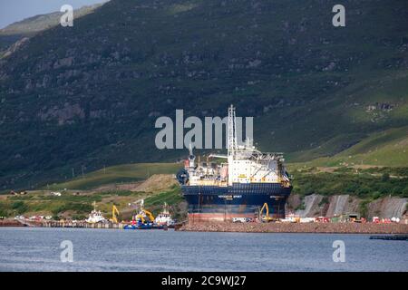 Voyageur Spirit, FPSO, navire de stockage / production flottant, arrivant au quai sec du port de Kishorn, Loch Kishorn, dans les Highlands du Nord-Ouest de l'Écosse Banque D'Images