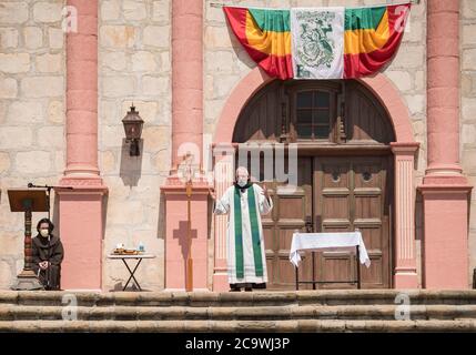 Santa Barbara, Californie, États-Unis. 2 août 2020. FR. DaN Lackie, de l'ancienne Mission Santa Barbara, dirige la première messe extérieure dimanche matin devant la mission. Les services de l'église intérieure ont été suspendus dans la majeure partie de la Californie à la suite de la pandémie du coronavirus. Crédit : PJ Heller/ZUMA Wire/Alay Live News Banque D'Images