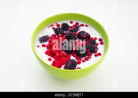 Petit déjeuner sain dans un bol de yaourt au lait fruits frais fraises, framboises, mûres, graines et muesli Banque D'Images