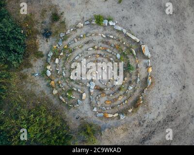Labyrinthe en spirale en pierres, vue de dessus du drone Banque D'Images