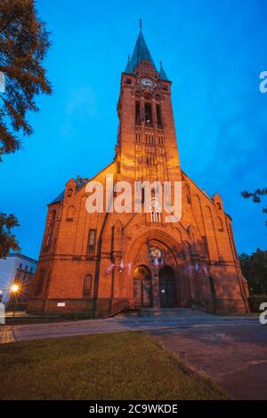 Église de Bydgoszcz la nuit. Bydgoszcz, Kuyavia-Pomerania, Pologne. Banque D'Images