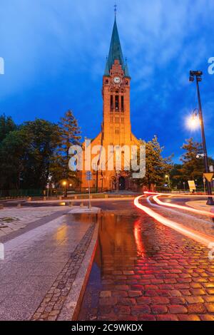 Église de Bydgoszcz la nuit. Bydgoszcz, Kuyavia-Pomerania, Pologne. Banque D'Images