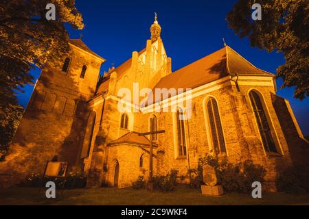 Église de Bydgoszcz la nuit. Bydgoszcz, Kuyavia-Pomerania, Pologne. Banque D'Images