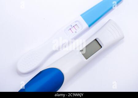 deux tests de grossesse. fond blanc. Banque D'Images