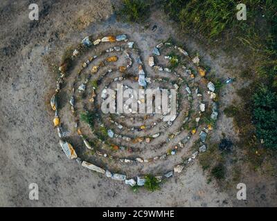 Labyrinthe en spirale faite de pierres, vue du dessus du drone. Banque D'Images