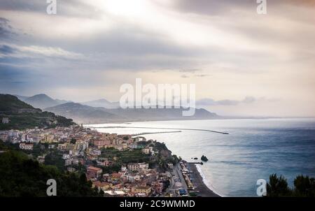 Vue sur Salerne depuis le haut de Vietri Sul Mare Banque D'Images