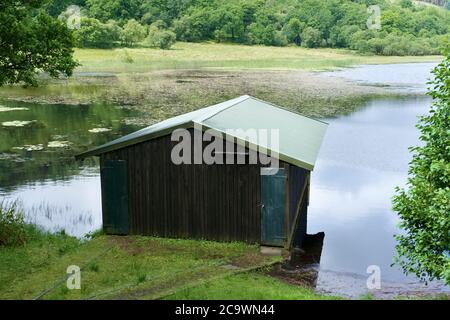 Refuge en bois de pêche et magasin de bois à Rothesay en Écosse pour pêcheurs et pêcheurs à la ligne Banque D'Images