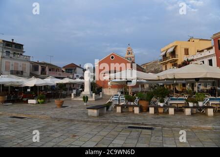 L'église sur la place principale de la ville de Gaios, Paxos, Grèce Banque D'Images