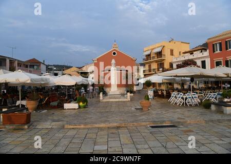 L'église sur la place principale de la ville de Gaios, Paxos, Grèce Banque D'Images