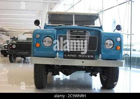 Le modèle Land Rover Defender hérité est exposé dans une salle d'exposition Land Rover. Banque D'Images