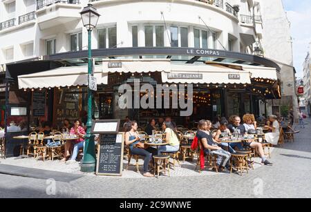 Personnes assises dans un café français traditionnel Compas, rue Montorgueil à Paris, France. Banque D'Images