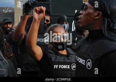 Londres (Royaume-Uni), 1er août 2020 : les membres de FF Force AKA Forever Family scandent des slogans devant la mairie de Brixton pendant la journée annuelle d'émancipation. Banque D'Images