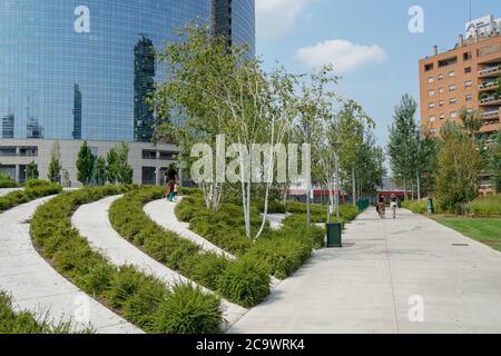 Milan 07/15/2020: Chemins de plantes et béton de la Bibliothèque d'arbres, Biblioteca degli alberi, un jardin public dans le quartier de Porta Nuova, Milan Banque D'Images