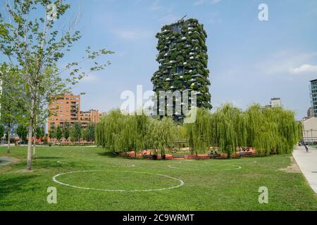 Milan 07/15/2020: Cercles sociaux de distance peints sur l'herbe dans le nouveau Parc de la Bibliothèque des arbres à Milan avec vue sur Bosco Verticale Banque D'Images