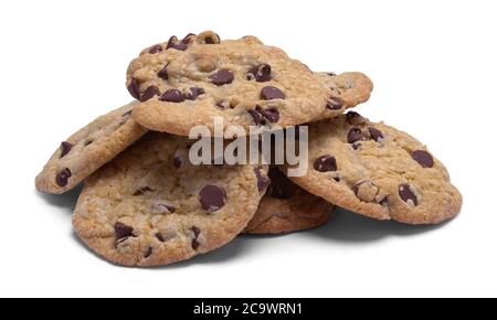 Pile de biscuits aux pépites de chocolat isolés sur du blanc. Banque D'Images