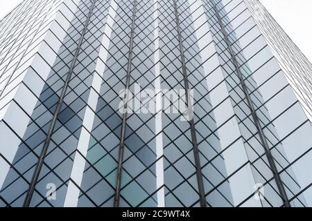 Surface de verre des gratte-ciel vue dans le district de centres d'affaires avec la réflexion sur elle, noir et blanc Banque D'Images
