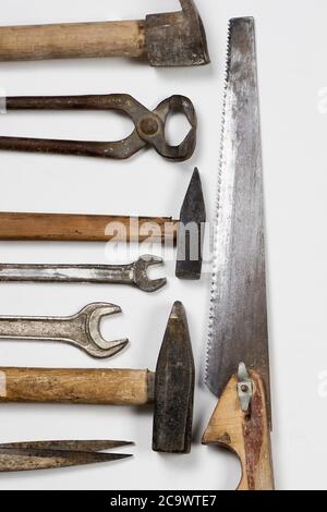 Gros plan d'anciens outils de travail pratiques rustiques sur fond blanc. Vue de dessus Banque D'Images