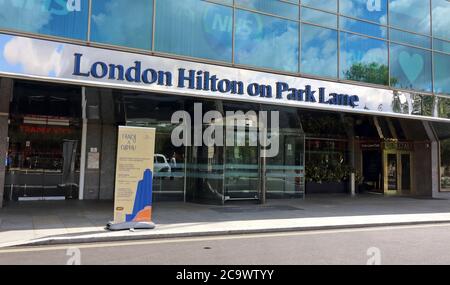 Entrée principale du London Hilton on Park Lane.de nombreux hôtels de luxe 5 étoiles de Londres, de renommée mondiale, sont toujours fermés, malgré le relâchement des restrictions du secteur de l'accueil par le gouvernement. Avec des déplacements depuis les États-Unis encore minimes et des mariages, des réunions de société et des événements d'entreprise à des niveaux considérablement réduits, ces destinations haut de gamme sont fermées ou fonctionnent avec des effectifs de squelette. Banque D'Images