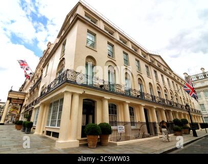 L'hôtel Haymarket se trouve juste à côté du Theatre Royal, au cœur du West End de Londres.de nombreux hôtels de luxe 5 étoiles de Londres, de renommée mondiale, sont toujours fermés, malgré le relâchement des restrictions du secteur de l'accueil par le gouvernement. Avec des déplacements depuis les États-Unis encore minimes et des mariages, des réunions de société et des événements d'entreprise à des niveaux considérablement réduits, ces destinations haut de gamme sont fermées ou fonctionnent avec des effectifs de squelette. Banque D'Images