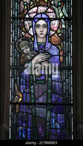 La fenêtre de Madonna et d'enfant à l'église Saint Marys à Nantwich par le célèbre artiste irlandais Harry Clarke Banque D'Images