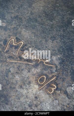 signature de la sculpture henry moore sur bronze avec numéro d'édition Banque D'Images