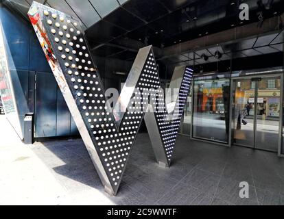 Londres, Royaume-Uni. 1er août 2020. Vue sur l'entrée de l'hôtel W de Leicester Square.de nombreux hôtels de luxe 5 étoiles de Londres, de renommée mondiale, sont toujours fermés, malgré le relâchement des restrictions du secteur de l'accueil par le gouvernement. Avec des déplacements depuis les États-Unis encore minimes et des mariages, des réunions de société et des événements d'entreprise à des niveaux considérablement réduits, ces destinations haut de gamme sont fermées ou fonctionnent avec des effectifs de squelette. Crédit : Keith Mayhew/SOPA Images/ZUMA Wire/Alamy Live News Banque D'Images