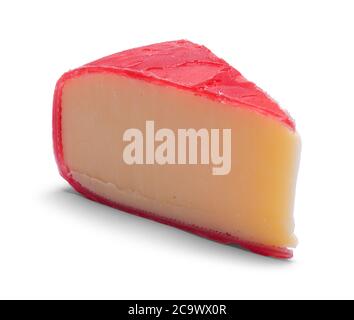 Tranche de fromage Gouda avec cire rouge isolée sur blanc. Banque D'Images