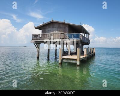 Stiltsville, parc national Biscayne, Floride 08-12-2018 Hicks House, l'une des sept maisons restantes sur pilotis au-dessus des plates-forme d'herbe du parc. Banque D'Images