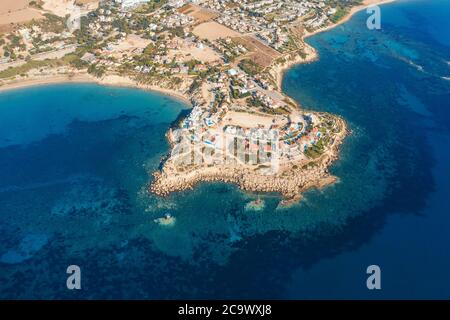 Vue aérienne de la côte de Chypre avec mer bleue. Banque D'Images