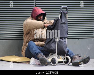 Londres, Royaume-Uni. 1er août 2020. Un homme sans abri regarde dans son sac dans la rue près de Leicester Square avec tous ses effets personnels.Londres a vu une augmentation du nombre de personnes dormantes alors que le coronavirus finançant that.provided logements pour beaucoup jusqu'en juillet a pris fin. Crédit : Keith Mayhew/SOPA Images/ZUMA Wire/Alamy Live News Banque D'Images