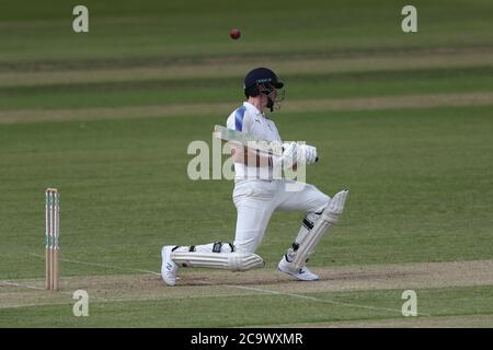 CHESTER LE STREET, ANGLETERRE. 2 AOÛT 2020 - Matthew Fisher du Yorkshire canards sous une balle courte de Paul Coughlin lors du match Bob Willis Trophy entre Durham et Yorkshire à Emirates Riverside, Chester le Street, le dimanche 2 août 2020. (Credit: Mark Fletcher | MI News) Credit: MI News & Sport /Alay Live News Banque D'Images